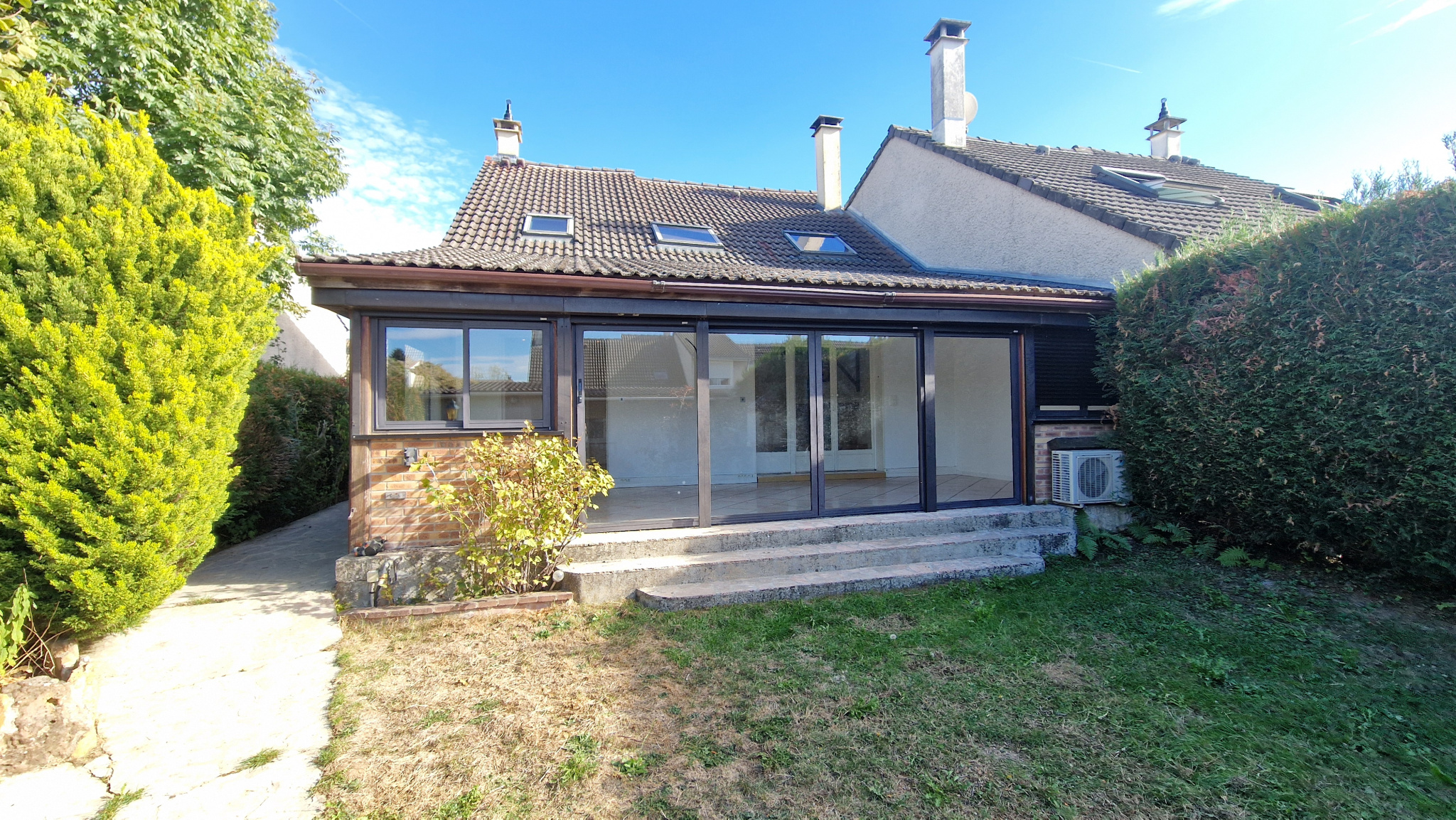 Maison familiale avec dépendance à Marly-la-Ville.